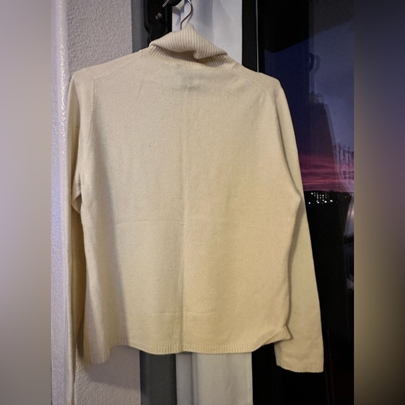 Ann Taylor Cream Cashmere Soft a turtle neck Vtg sweater Size L - Picture 8 of 11